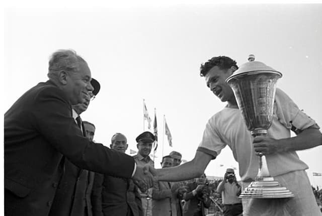  אברהם מנצל קפטן מכבי חיפה  מקבל מידי הנשיא את גביע המדינה  יצחק בן צבי נשיא המדינה בשנת 1962