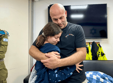 המפגש הראשוני בין הילה רותם שושני ודודה (צילום: דובר צה"ל) המפגש הראשוני בין הילה רותם שושני ודודה