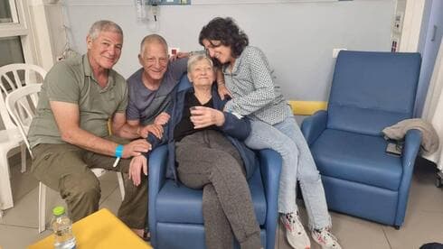 יפה אדר במפגש עם משפחתה לאחר השחרור