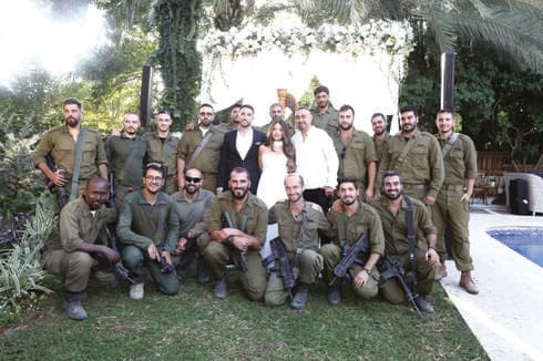 אוהד עם החברים מהצבא. אירוע לא שגרתי