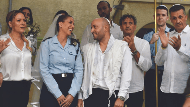 בני הזוג מתחת לחופה. חתונה בבסיס צבאי