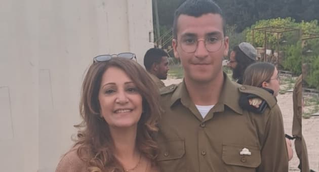 סמל שקד דהן ז"ל יחד עם אמו סיגלית גל