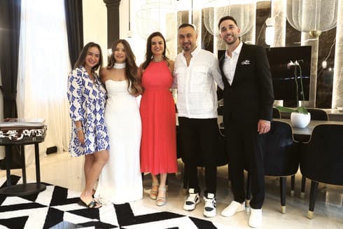 מימין: רוני אינסאנז עם החתן והכלה. יופי של יוזמה מצדו של איש העסקים