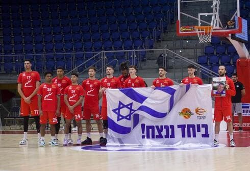 סגל (ראשון מימין) עם תמונה של טל חיימי, קרוב משפחתו שנחטף לעזה