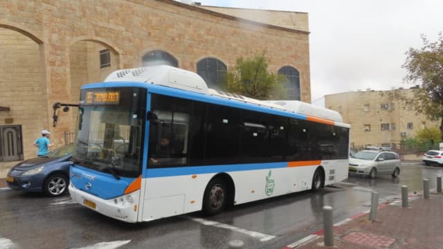 רחוב הרב וינוגרד . שני אוטובוסים לא מצליחים לעבור יחד