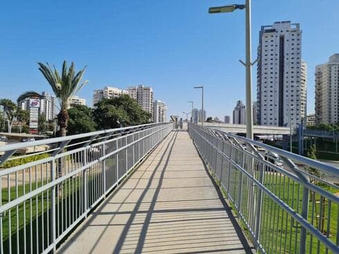 גשר הולכי הרגל ברחוב גיסין פתח תקוה