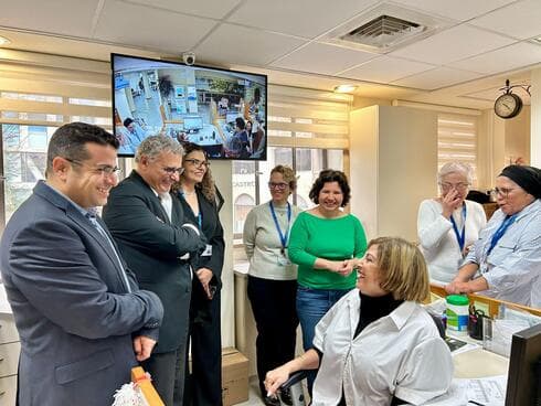 ארז לוי (ראשון משמאל) עם אלי כהן (שני משמאל) יחד עם חברי ההנהלה בביקור במרפאת כללית מעוז (צילום: דוברות כללית ) ארז לוי (ראשון משמאל) עם אלי כהן (שני משמאל) יחד עם חברי ההנהלה בביקור במרפאת כללית מעוז