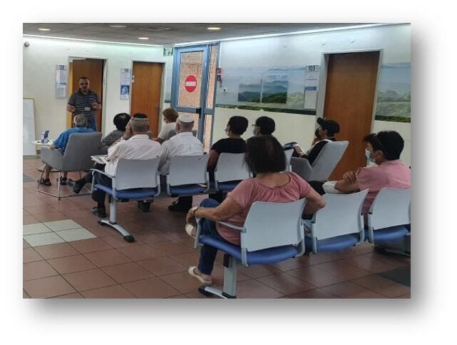 הרוקח צוהייב טוטח מעביר סדנה (צילום: דוברות כללית ) הרוקח צוהייב טוטח מעביר סדנה