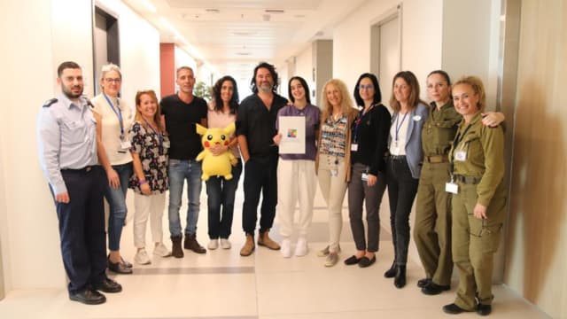 גלי והוריה עם הצוות בשניידר
