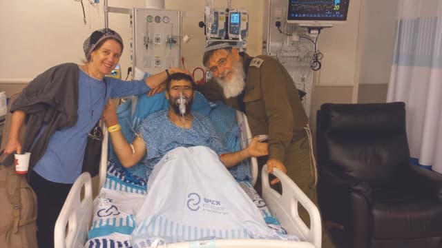 "הביחד ייקח אותנו קדימה אחרי המלחמה". מרדכי שנוולד עם אביו ואימו בבית החולים (צילום: דובר צה"ל) "הביחד ייקח אותנו קדימה אחרי המלחמה". מרדכי שנוולד עם אביו ואימו בבית החולים