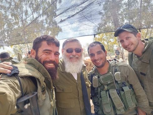 "נותן אמונה לימים היפים שעוד יבואו". משמאל: אלעזר ומרדכי שנוולד בשטח (צילם: דובר צה"ל) "נותן אמונה לימים היפים שעוד יבואו". משמאל: אלעזר ומרדכי שנוולד בשטח