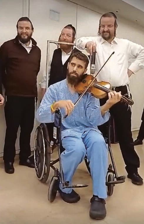 עם חסידי קרלין בבית החולים