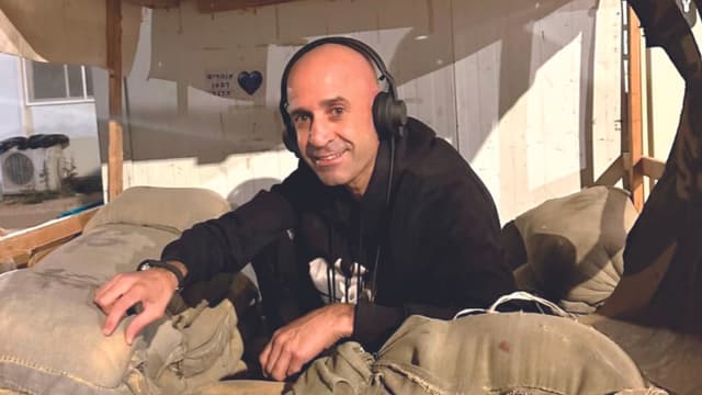די.ג'יי ערן דבורה. קופץ מבסיס לבסיס