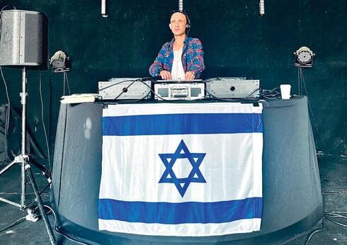 דבורה. עושה שמח מכל הלב