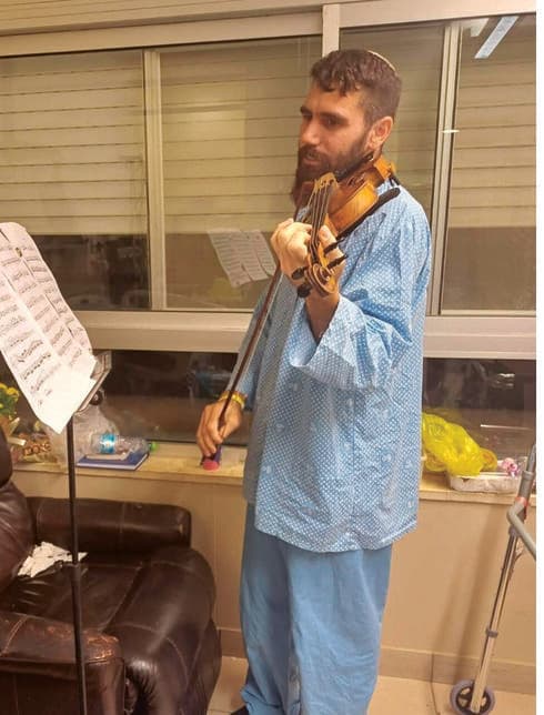מרדכי מנגן על הכינור