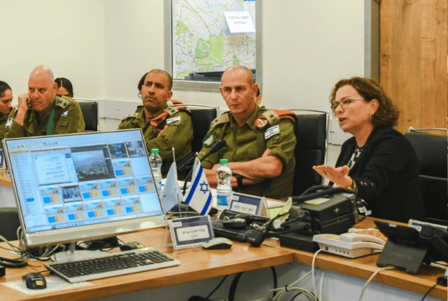 קליש והאלוף מילוא בחדר המלחמה בחיפה