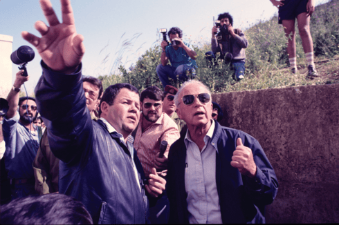 אזרן כראש עיר בשנת 1987 עם שר הביטחון דאז יצחק רבין אחרי ירי קטיושות על העיר (צילום ארכיון: צבי רוגר) אזרן כראש עיר בשנת 1987 עם שר הביטחון דאז יצחק רבין אחרי ירי קטיושות על העיר