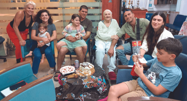 ליזה קרצ'ו חוגגת יום הולדת 100 עם משפחתה ליזה קרצ'ו חוגגת יום הולדת 100 עם משפחתה