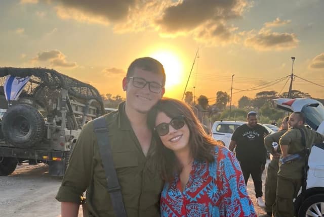 ניבה ויניסמן מעבירה ציוד לשטחי כינוס