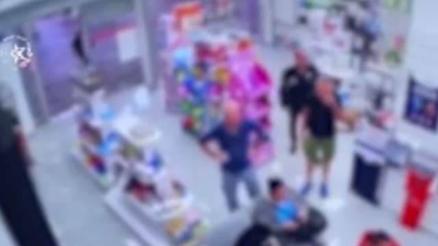 הנאשם ק' אוסף את החבילה בדואר