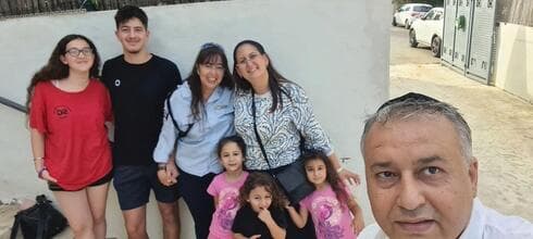משפחת כהן עם המארחים. במפגש הבא כולם יהיו נוכחים 