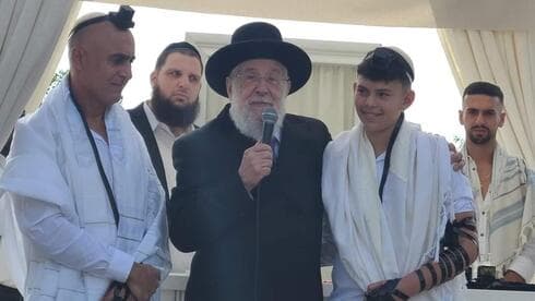  הרב לאו עם אריאל בטקס בר המצווה