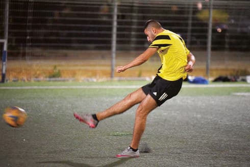 "היה עף על זה". אדיר ז"ל משחק כדורגל