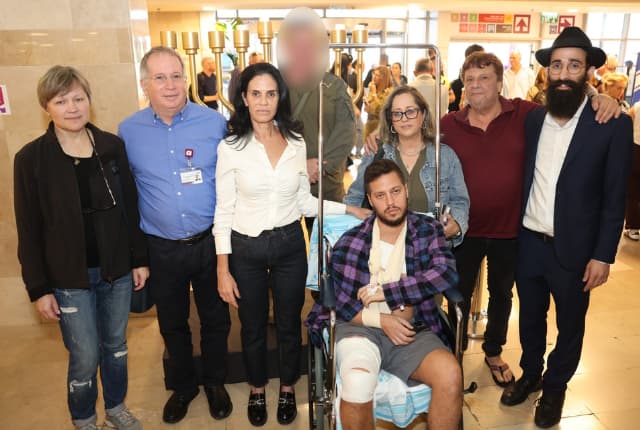 מדליקי החנוכיה ברמב"ם: הרב שמוליק טורקוב, סמ"ר אור והוריו, מפקדו לשעבר של אלכסיי שמקלוב, רשל צרפתי, פרופ' מיקי הלברטל וילנה שמקולוב (צילום: קריה רפואית רמב"ם) ילנה שמקלוב ומפקדו הראשון של אלכסיי שמקולוב ז"ל, מדליקים נר חנוכה ברמב"ם. בתמונה, מימין לשמאל – מדליקי החנוכיה ברמב"ם: הרב שמוליק טורקוב, סמ"ר אור והוריו, מפקדו לשעבר של אלכסיי שמקלוב, רשל צרפתי, פרופ' מיקי הלברטל וילנה שמקולוב
