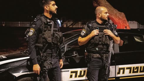 "רובם נעצרים במחסומים שהקמנו". שוטרי תחנת חולון במחסום 