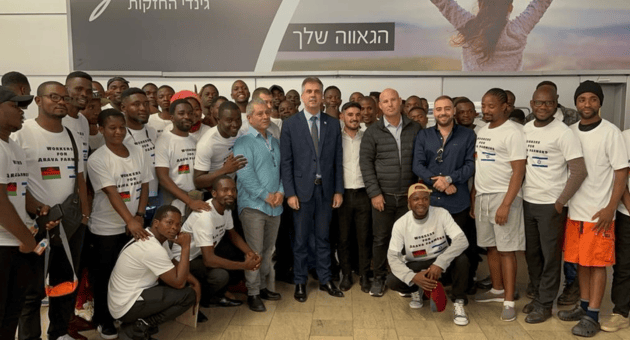 דניאל משה עם שר החוץ אלי כהן והעובדים ממלוואי דניאל משה עם שר החוץ אלי כהן והעובדים ממלוואי