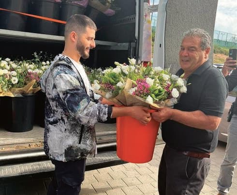 עדן חסון מחלק פרחים לאימהות