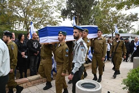 ארונו של רב"ט ניק בייזר (צילום: הרצל יוסף) ארונו של רב"ט ניק בייזר