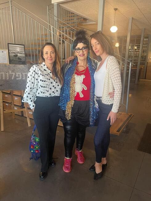 אסתריקה נגיד (במרכז). כוהנת האופנה קפצה לביקור