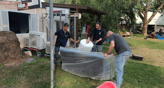 אורזים חפצים בקיבוץ ניר עוז לקראת המעבר לכרמי גת