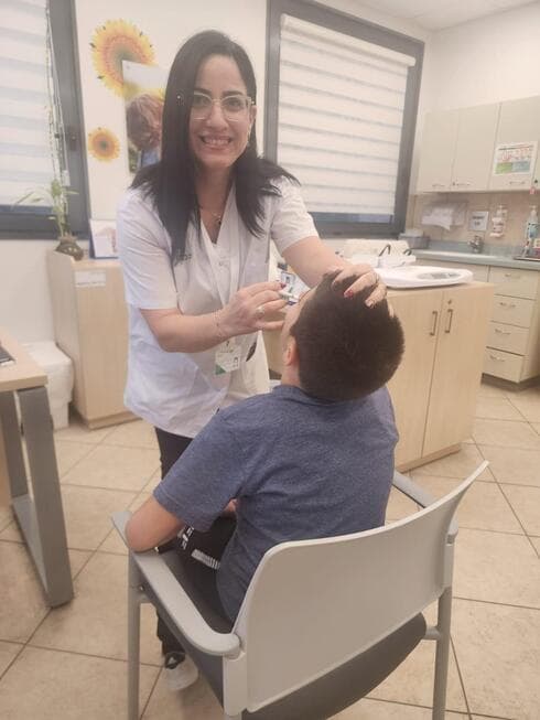 האחות מייסא סעיד מחסנת חיסון פלומיסט נגד השפעת במרכז בריאות הילד של כללית בארמון (צילום: דוברות כללית ) האחות מייסא סעיד מחסנת חיסון פלומיסט נגד השפעת במרכז בריאות הילד של כללית בארמון