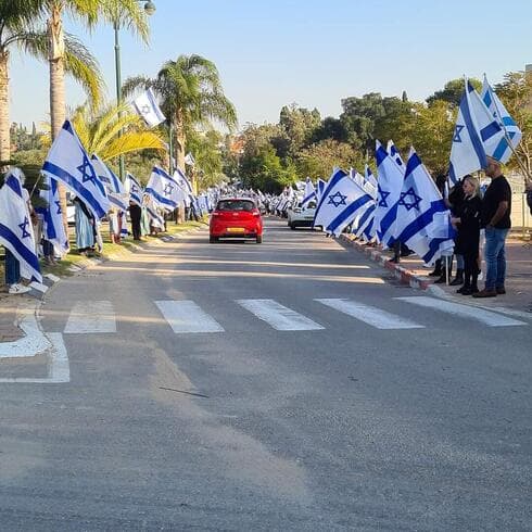 תושבי גדרה מלווים את רס"ל ליאב אלוש ז"ל בהלווייתו (צילום פרטי) תושבי גדרה מלווים את רס"ל ליאב אלוש ז"ל בהלווייתו