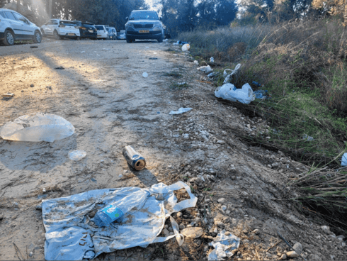 "פשוט מגעיל". אשפה ליד קברות המכבים