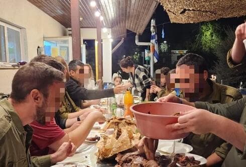 היחידה של ד"ר הנו פאדי נהנים מארוחה מפנקת
