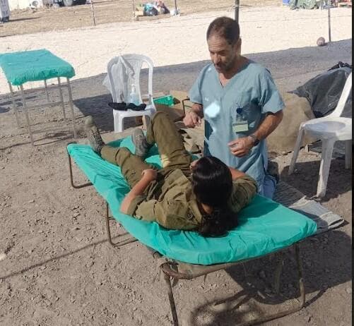 ד"ר פנסקי בבדיקת חיילת  בבסיס תותחנים