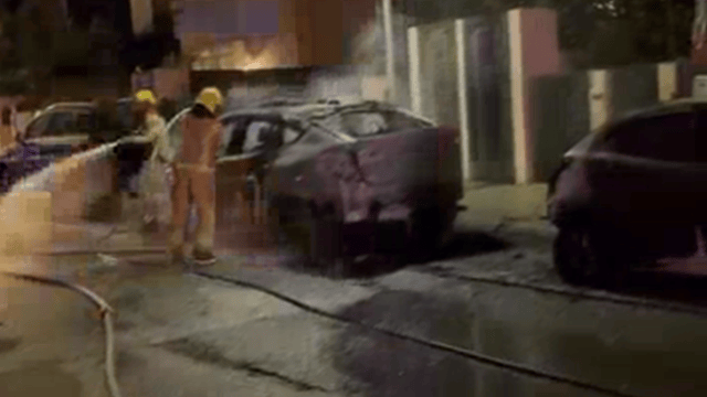 שריפת רכבים בשכונת ותיקים (צילום: דוברות כב"ה מרכז) שריפת רכבים בשכונת ותיקים