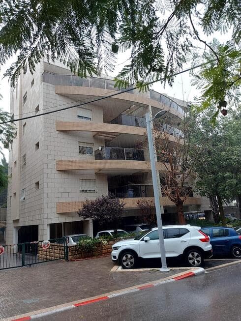 הבניין ממול בו מתגורר ראש העיר