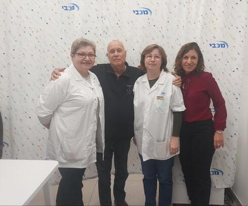 אברהם עם האחות רימה והצוות של מכבי שירותי בריאות