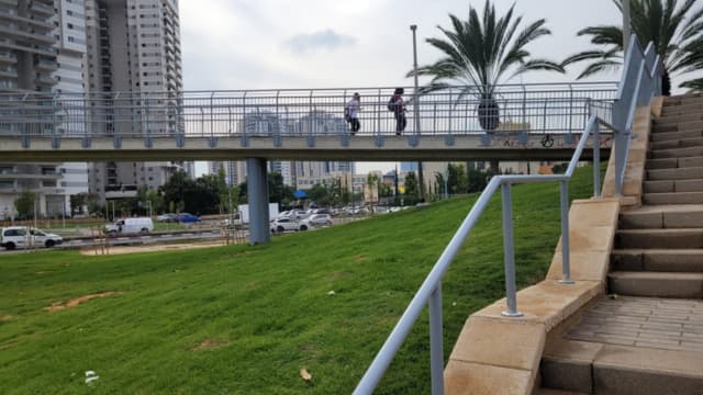 הגשר ברחוב גיסין