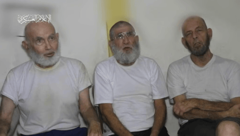 מתוך סרטון של חמאס בו מופיעים שלושה חטופים - חיים פרי, יורם מצגר ועמירם קופר (צילום: מתוך הסרטון) מתוך סרטון של חמאס בו מופיעים שלושה חטופים - חיים פרי, יורם מצגר ועמירם קופר