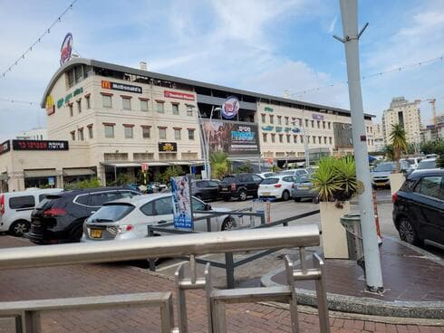 המרכז המסחרי אם המושבות חצי חינם ברחוב גיסין