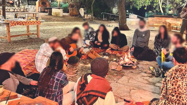 שורדי נובה מסביב למדורה בעין יעל