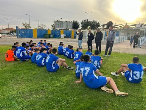 אנשי הצוות המקצועי של המתנ"ס משוחחים עם הילדים