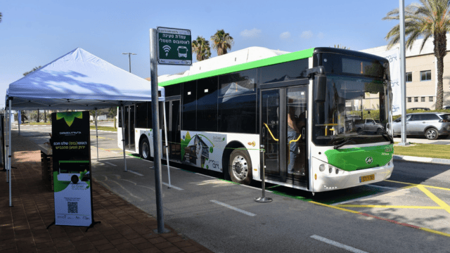 אוטובוס בפארק העסקים קיסריה. לא צריך סוללות כבדות
