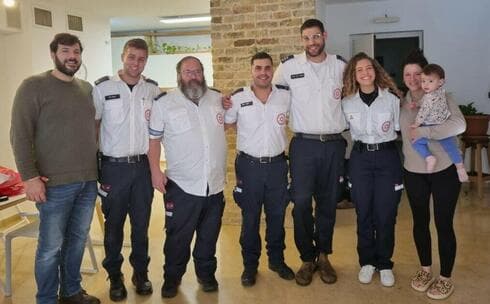 צוות מד"א עם אלונה