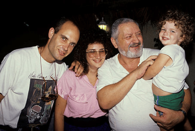 ישראלי עם הבת והנכד (צילום: צבי רוגר) ישראלי עם הבת והנכד